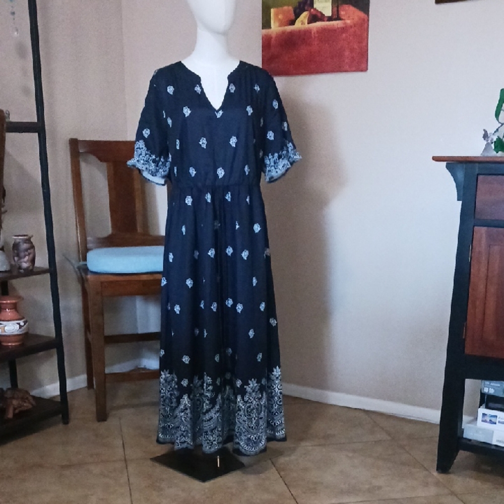 BRAND NEW BloomChic Blue Midi/Maxi Dress with White Paisley Border